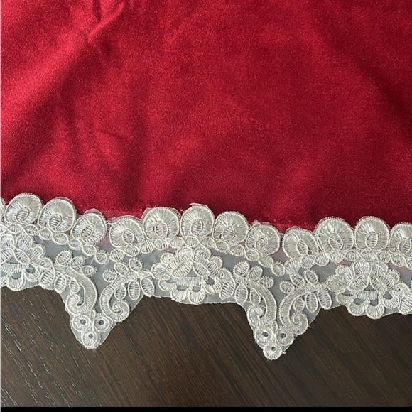 Red velvet square tablecloth (handmade) - Picture 2 of 7
